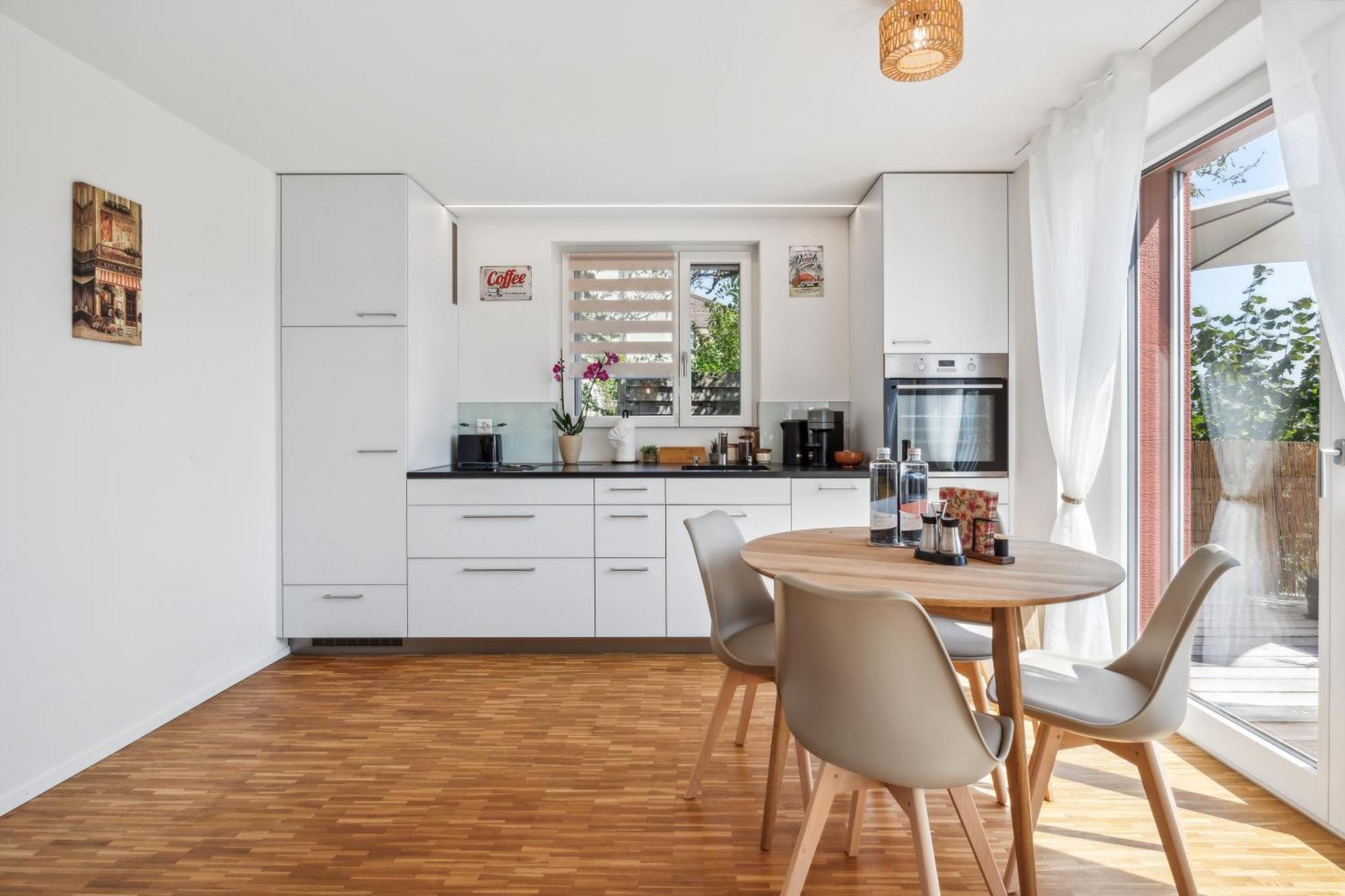 Business I Family Apartment I 1-4 Personen - Aare Blick, Nahe Altstadt I Beamer - 99" Leinwand I Terrassen Lounge Und Parkplatz بروغ المظهر الخارجي الصورة